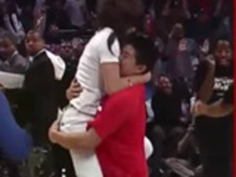 Fan de los Clippers encestó de mitad de cancha y se pasó de listo en la celebración