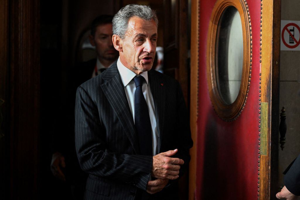 El expresidente de Francia Nicolas Sarkozy sale de los tribunales en la ciudad de París, tras conocer su condena de cárcel en el caso Bygmalion.