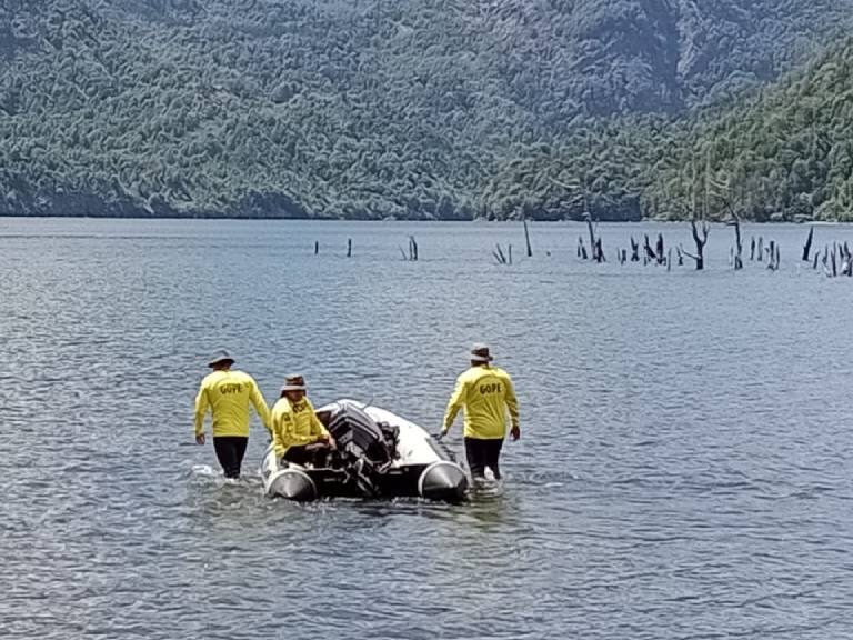 Familia de hombre desaparecido en lago de Coñaripe pide ayuda a privados que cuenten con drones submarinos