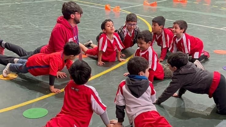 Niños en movimiento pese al frío: especialista revela los beneficios de hacer deporte en otoño e invierno