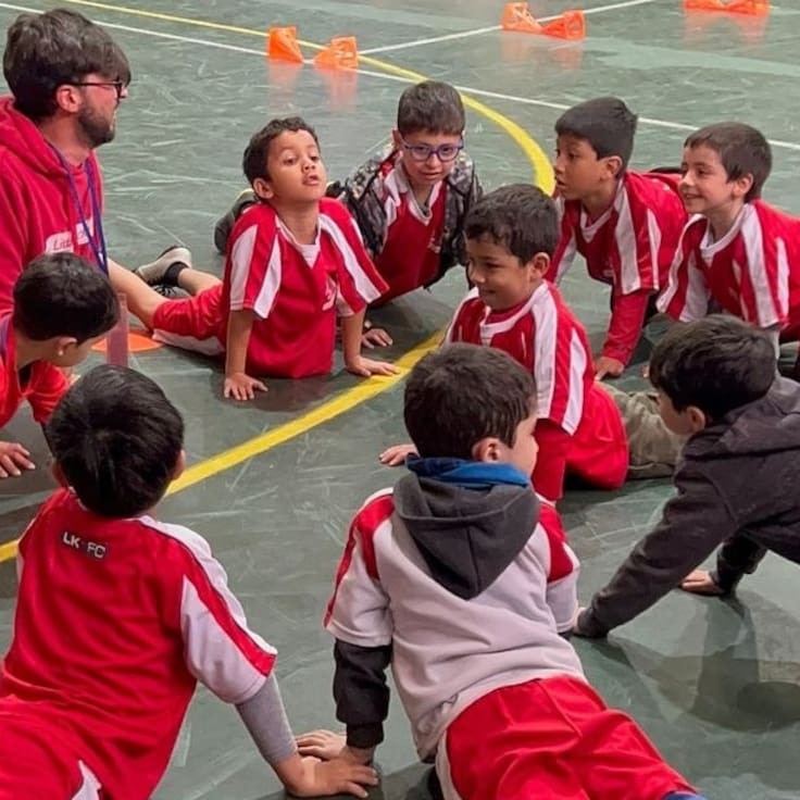 Niños en movimiento pese al frío: especialista revela los beneficios de hacer deporte en otoño e invierno