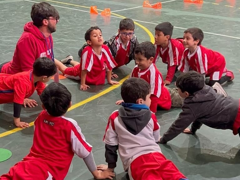 Niños en movimiento pese al frío: especialista revela los beneficios de hacer deporte en otoño e invierno