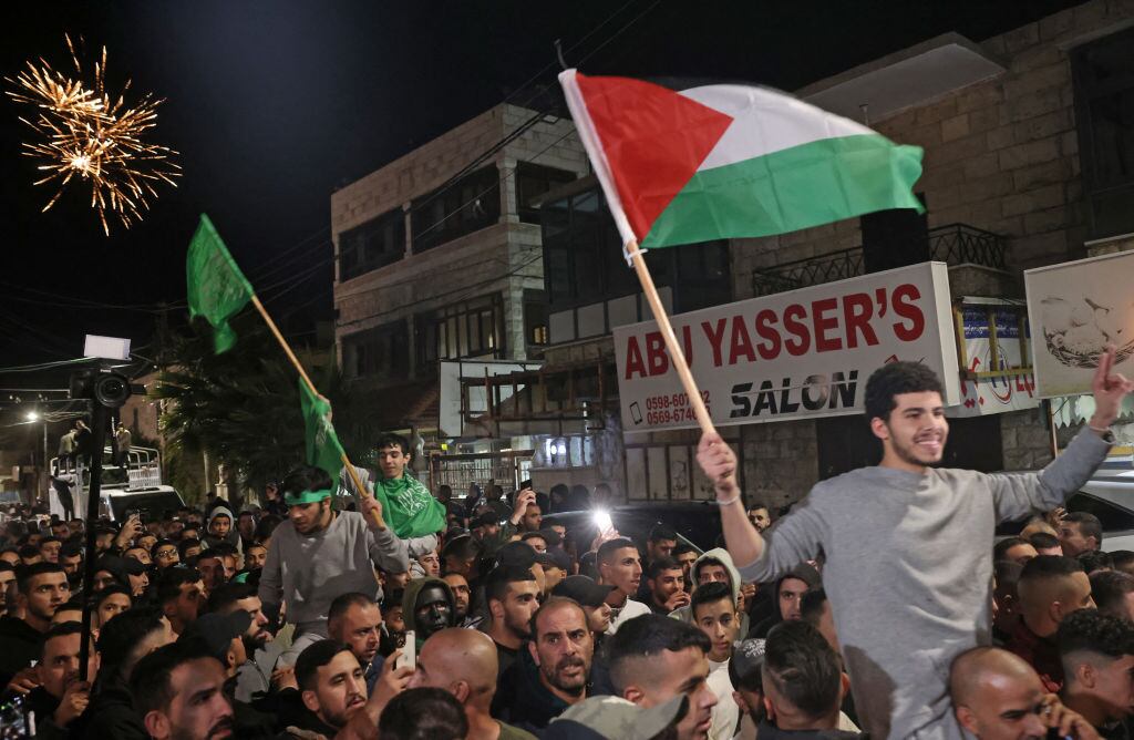 Palestinos celebran con su bandera tras la liberación de prisioneros políticos