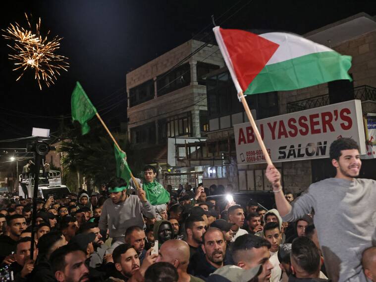 Palestinos celebran con su bandera tras la liberación de prisioneros políticos