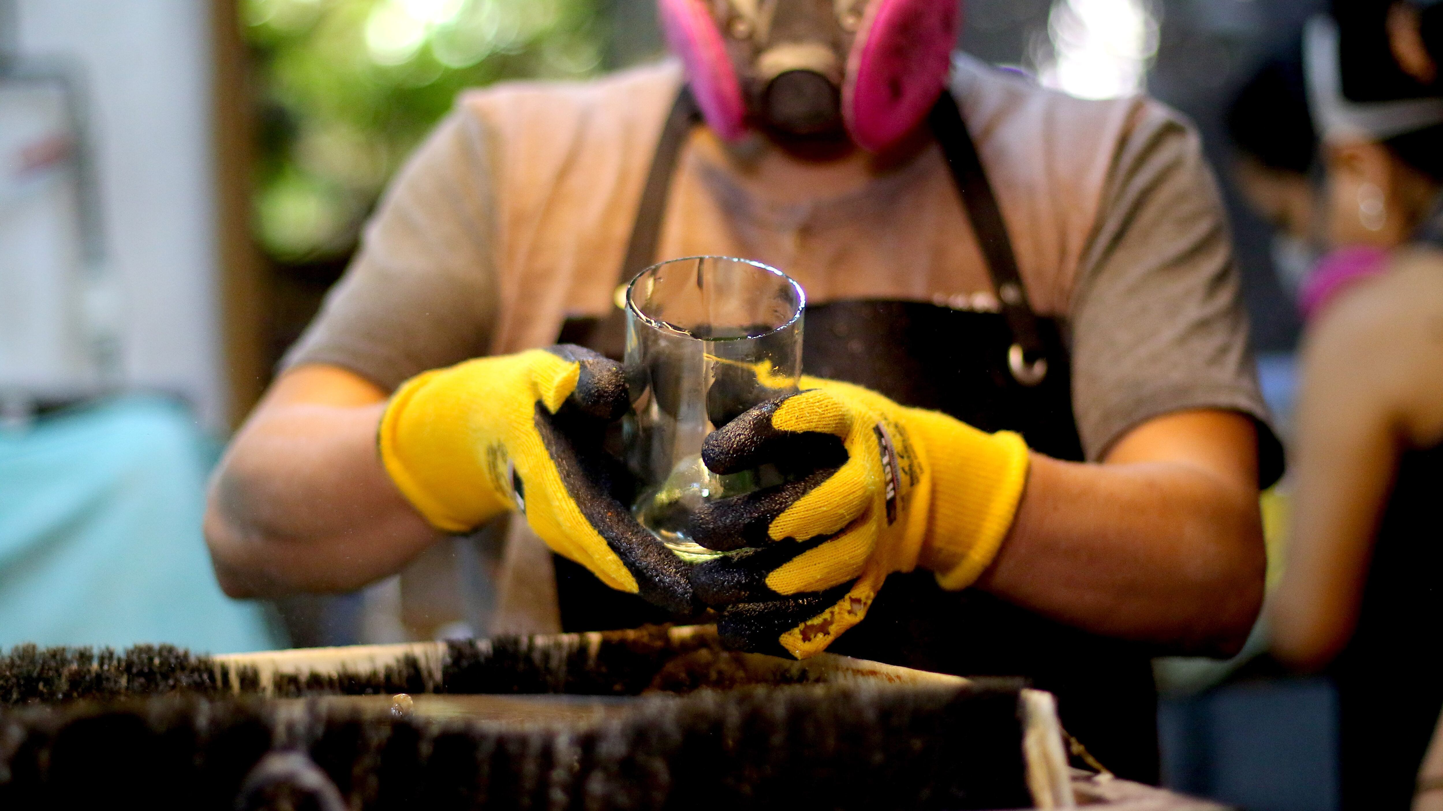 5 de FEBRERO del 2019/SANTIAGOUn trabajador de la empresa GreenGlass es visto durante la visita del ministro (s) de Hacienda, quien comentó las cifras de crecimiento económico del año 2018.
FOTO: HANS SCOTT/AGENCIAUNO