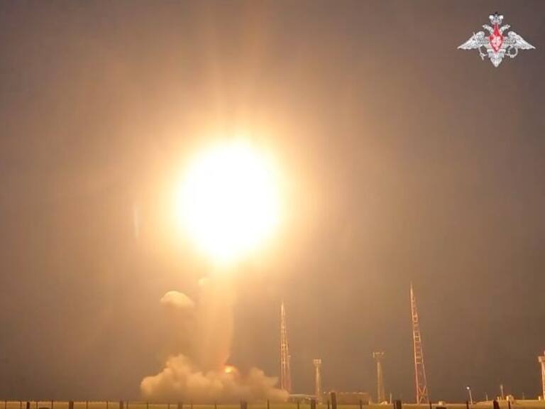 Las fuerzas armadas de Rusia lanzan un misil balístico intercontinental en medio de sus ejercicios militares. Imagen de archivo