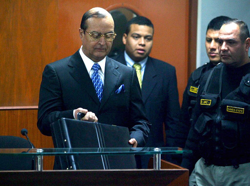 El exasesor y mano derecha de Alberto Fujimori, Vladimiro Montesinos, llega ante el tribunal para entregar su versión de los hechos en Lima del Perú.