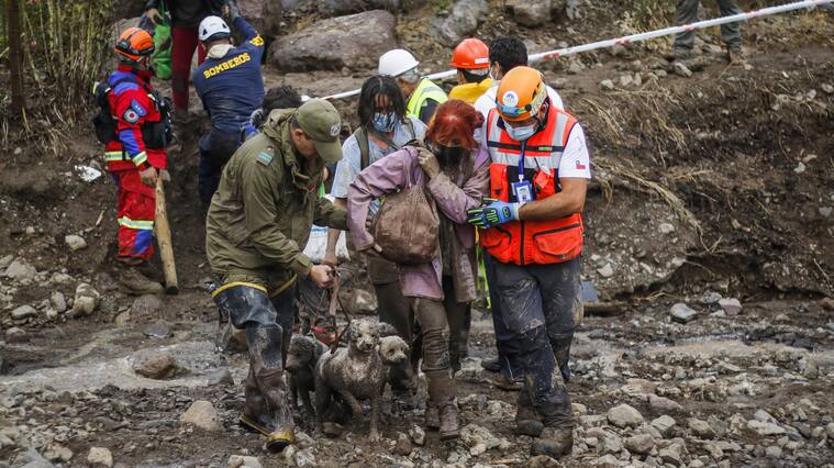 31 de enero del 2021/SANTIAGOBomberos, y efectivos de Busqueda y rescate, realizan labores de evacuación de personas que se encuentran ailadas tras el derrumbe del puente Melocotón.
FOTO: SEBASTIAN BELTRAN GAETE/AGENCIAUNO