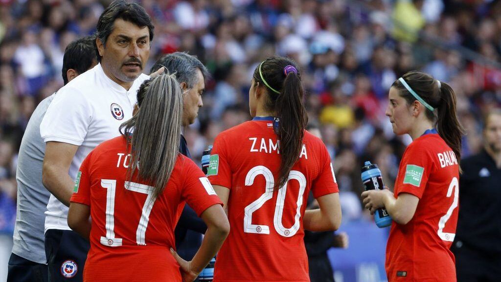 16 de Junio de 2019/PARISJosé Letelier conversa con Javiera Toro , Daniela Zamora y Rosario Balmaceda durante el partido por el grupo F del Mundial Femenino Francia 2019 entre las selecciones de Chile vs EEUU jugado en el Estadio Parc des Princes de Paris
FOTO: MARIO DAVILA/AGENCIAUNO
