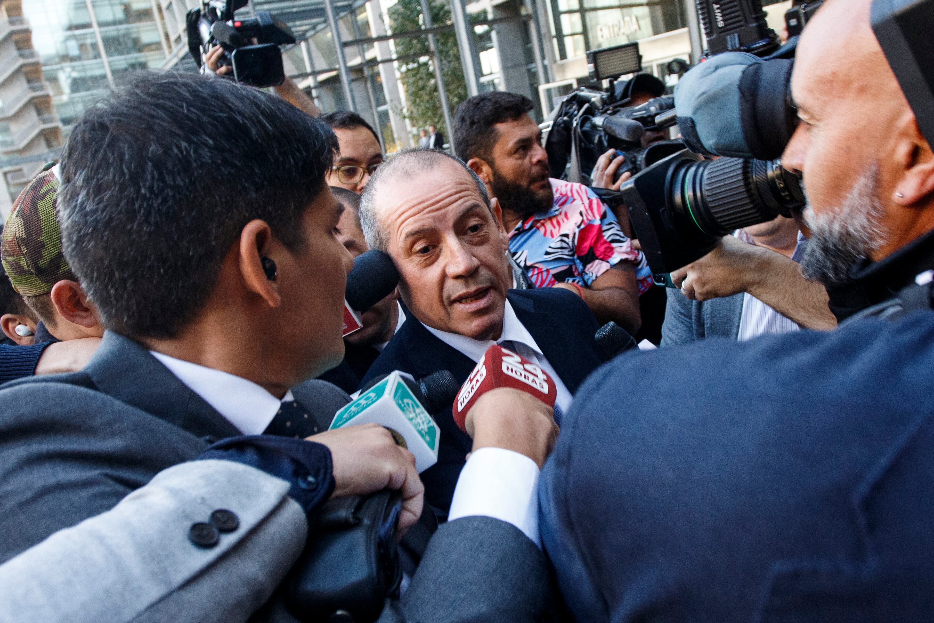 19 de marzo 2024 / SANTIAGO
El Ex-director de la PDI, Sergio Muñoz, llega a inmediaciones del Centro de Justicia para su formalización por el caso audios.
FRANCISCO PAREDES / AGENCIA UNO