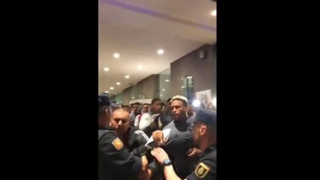 Jugadores de Perú se pelean con la policía de España durante el banderazo con sus hinchas