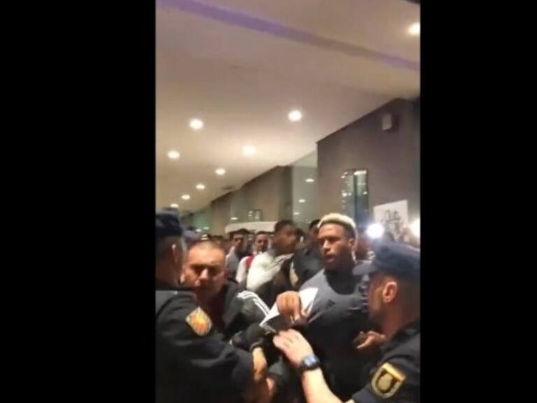 Jugadores de Perú se pelean con la policía de España durante el banderazo con sus hinchas