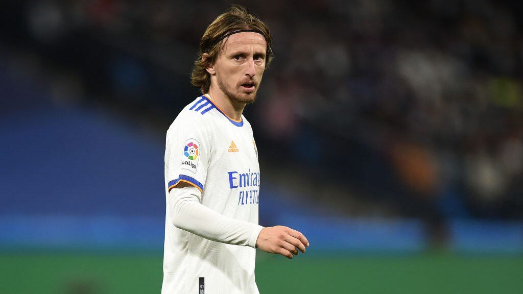 Real Madrid confirmó dos casos de covid-19 al interior de su plantel looks on during the La Liga Santander match between Real Madrid CF and Club Atletico de Madrid at Estadio Santiago Bernabeu on December 12, 2021 in Madrid, Spain. (Photo by Denis Doyle/Getty Images)