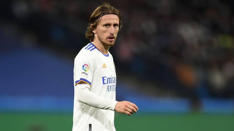 Real Madrid confirmó dos casos de covid-19 al interior de su plantel looks on during the La Liga Santander match between Real Madrid CF and Club Atletico de Madrid at Estadio Santiago Bernabeu on December 12, 2021 in Madrid, Spain. (Photo by Denis Doyle/Getty Images)