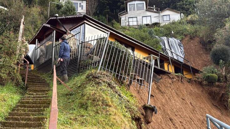 Evacúan vivienda en Corral tras desprendimiento de cerro: casa quedó con parte de estructura colgando