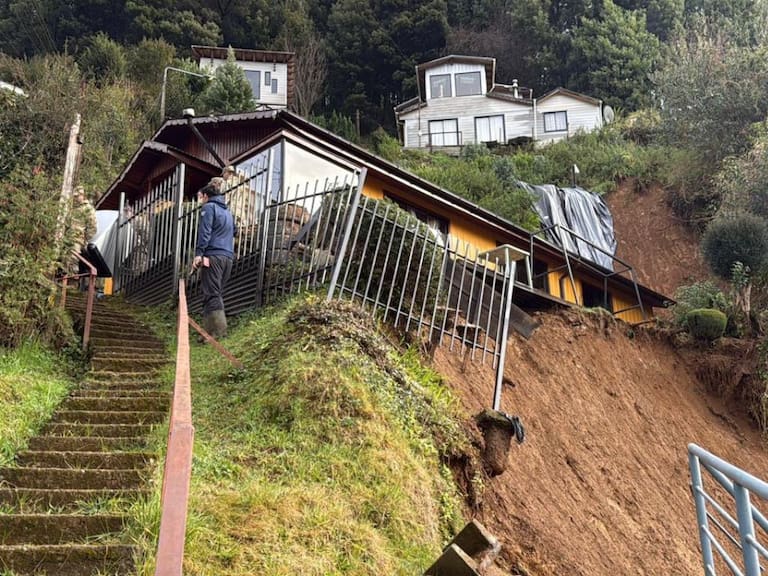 Evacúan vivienda en Corral tras desprendimiento de cerro: casa quedó con parte de estructura colgando