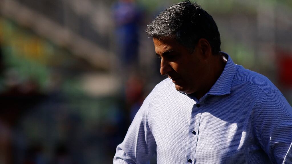 Santiago Escobar partió de Chile tras dejar la banca de la U: "Me voy con la conciencia tranquila"