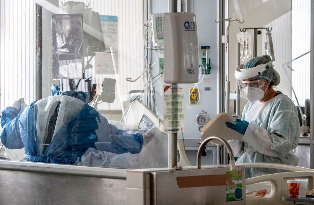 Trabajadores de la salud atienden a paciente de Covid-19 en Bogotá