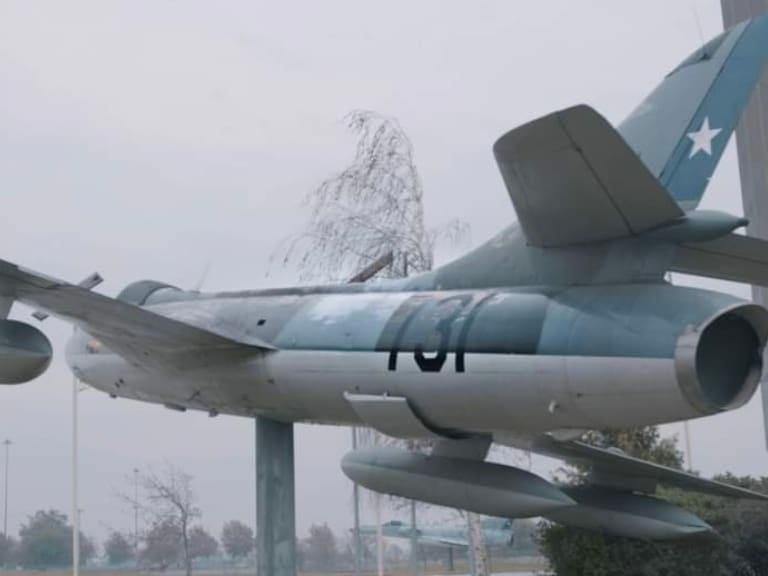 Documental revela que uno de los aviones que bombardeó La Moneda en 1973 se encuentra siendo exhibido por la FACh