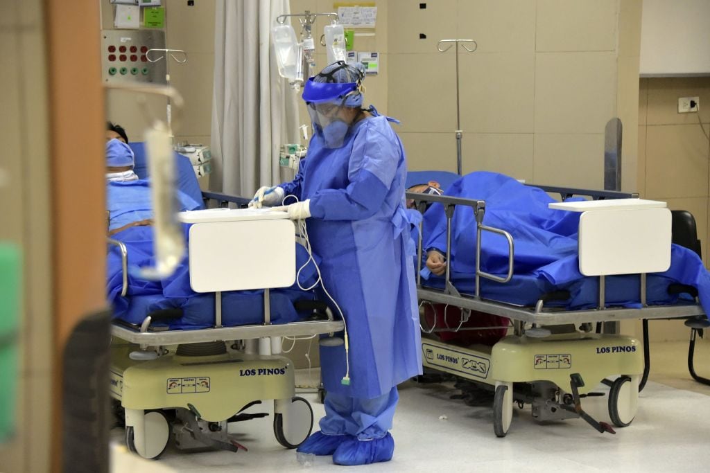 Trabajadora de la salud atiende pacientes del Covid-19 en Ecuador
