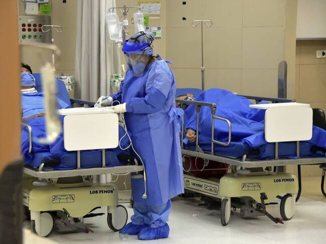 Trabajadora de la salud atiende pacientes del Covid-19 en Ecuador