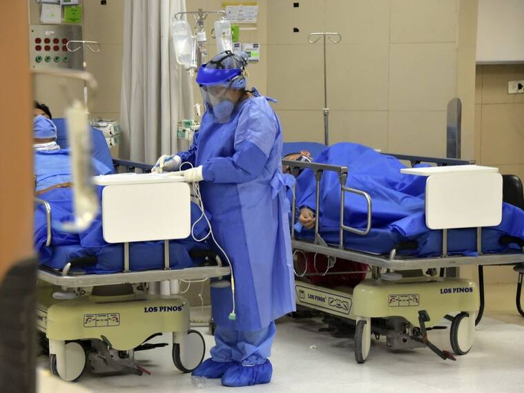 Trabajadora de la salud atiende pacientes del Covid-19 en Ecuador