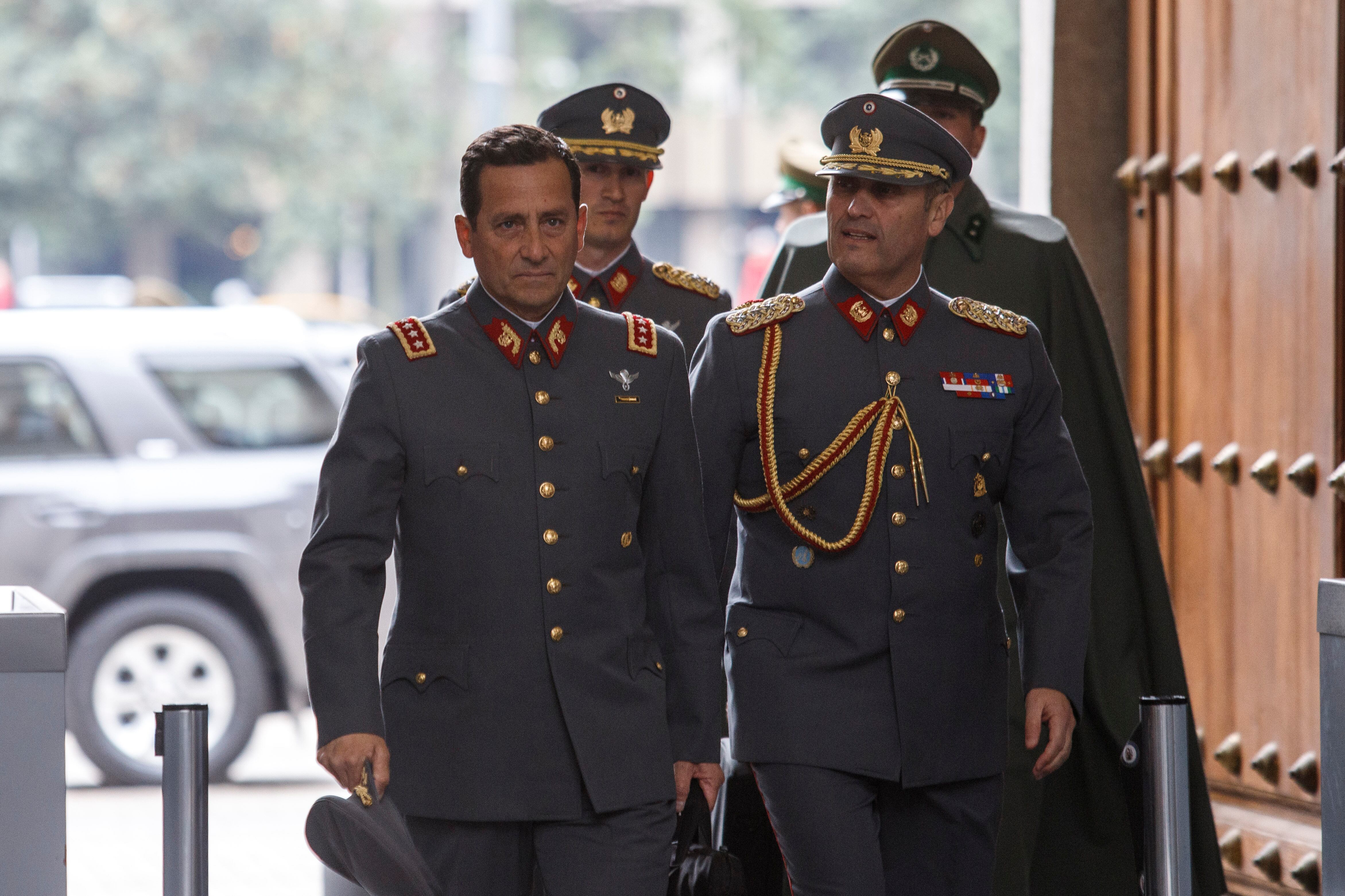 General Javier Iturriaga llega a la Moneda para reunirse con el Presidente y la ministra de Defensa. (Agencia Uno)