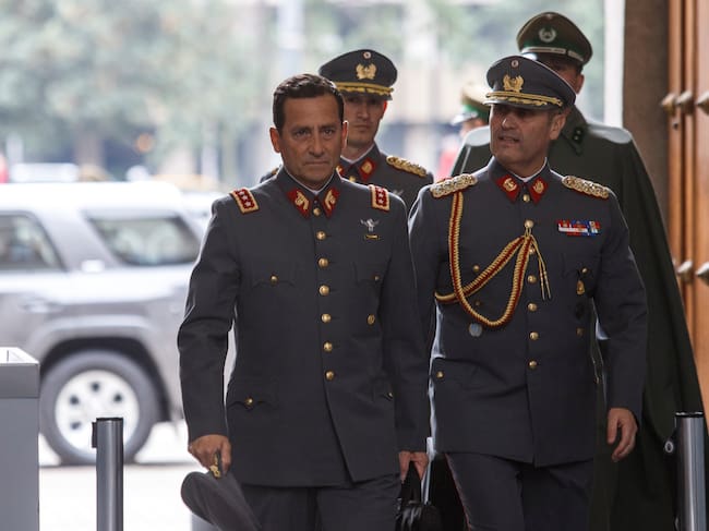 General Javier Iturriaga llega a la Moneda para reunirse con el Presidente y la ministra de Defensa. (Agencia Uno)