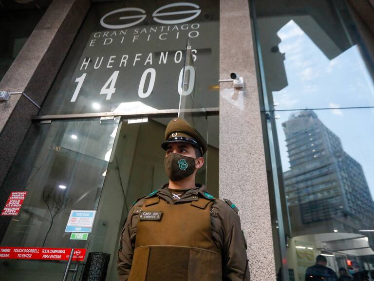 30 de Junio de 2022/SANTIAGOUna balacera se registró esta madrugada en huérfanos con amunategui en cual se encontró una persona muerta en el estacionamiento subterráneo del edificio,Carabineros resguarda el lugar a la espera del personal de la PDI para realizar indagaciónes y pericias.
FOTO :CRISTOBAL ESCOBAR /AGENCIAUNO
