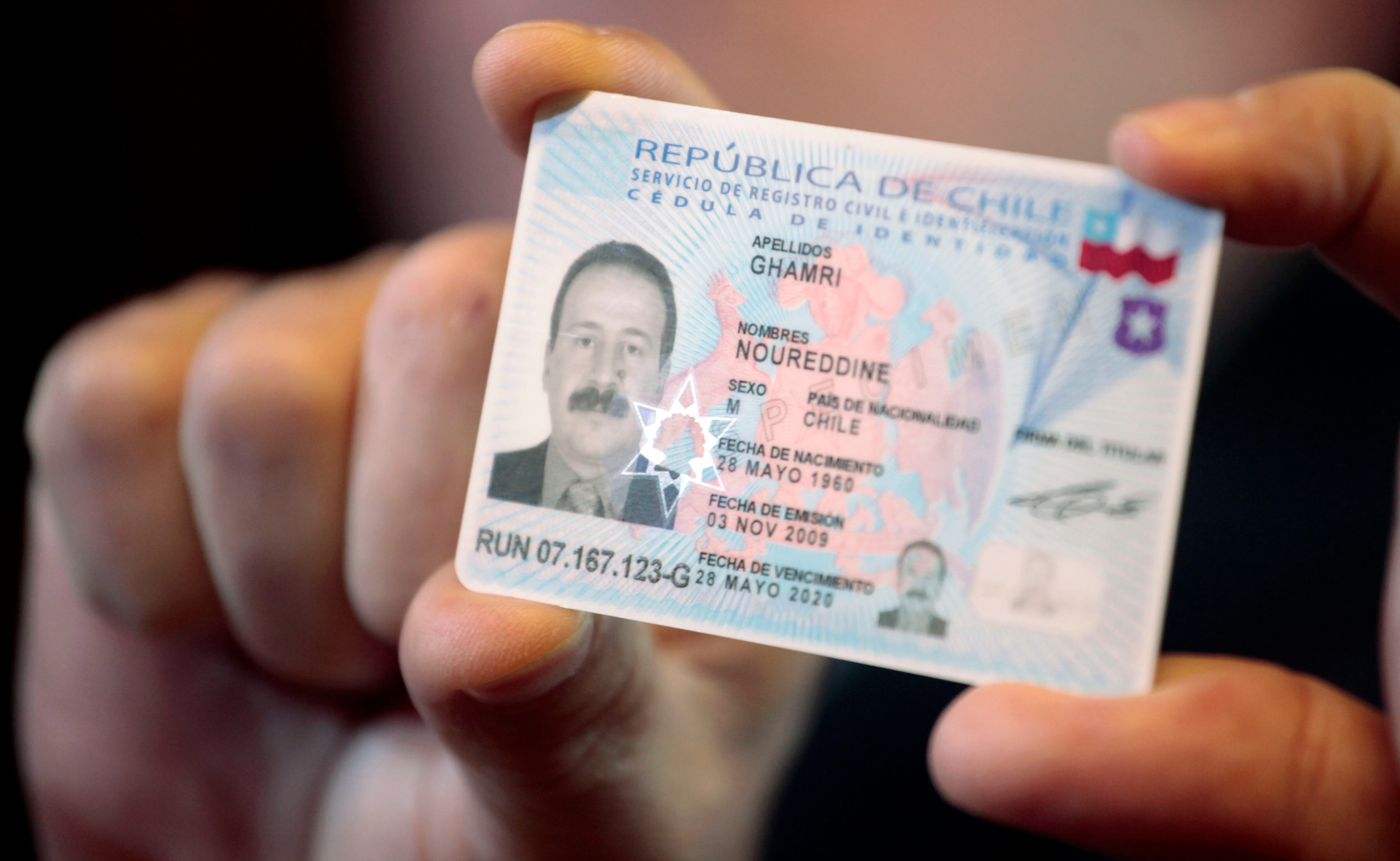 ¿Por qué generalmente no se puede sonreír en el carnet o pasaporte? Esta es la explicación