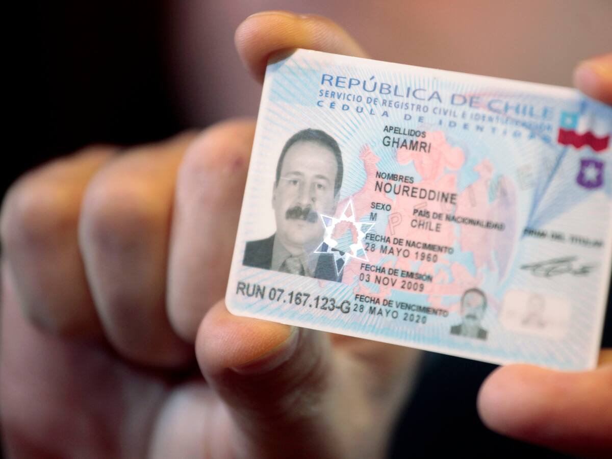 ¿Por qué generalmente no se puede sonreír en el carnet o pasaporte? Esta es la explicación