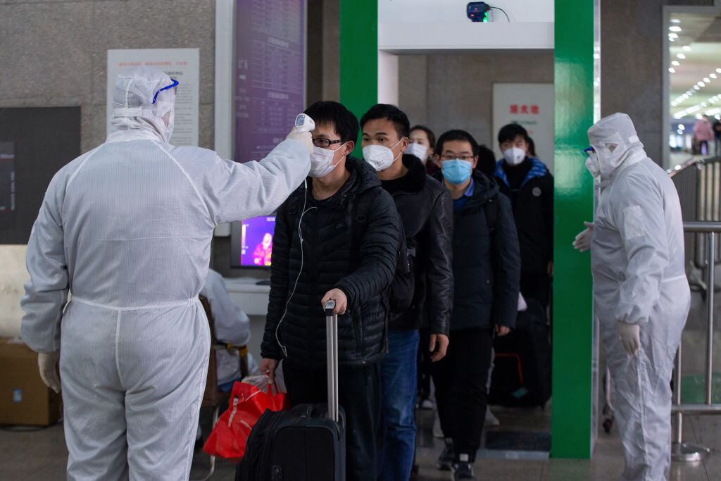 Revisión de pasajeros de China en un aeropuerto