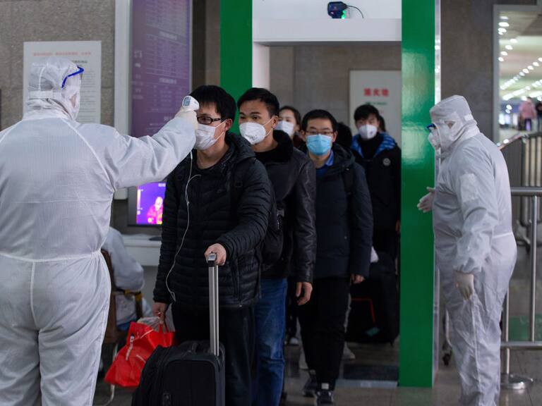 Revisión de pasajeros de China en un aeropuerto