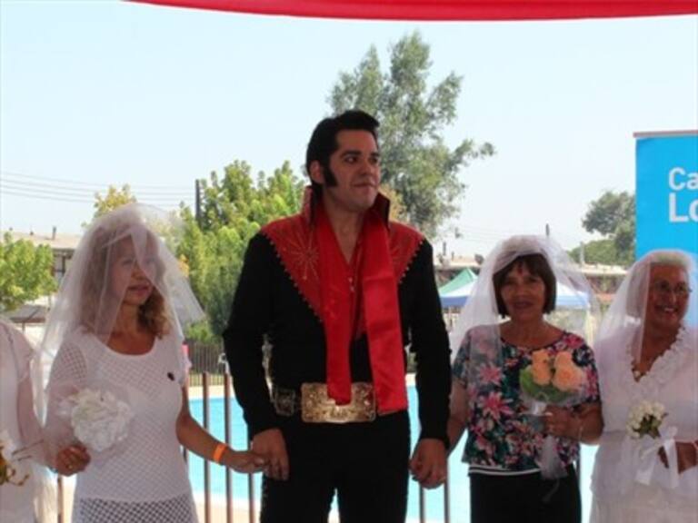 Elvis Presley chileno casó y renovó votos de parejas de abuelos al estilo Las Vegas
