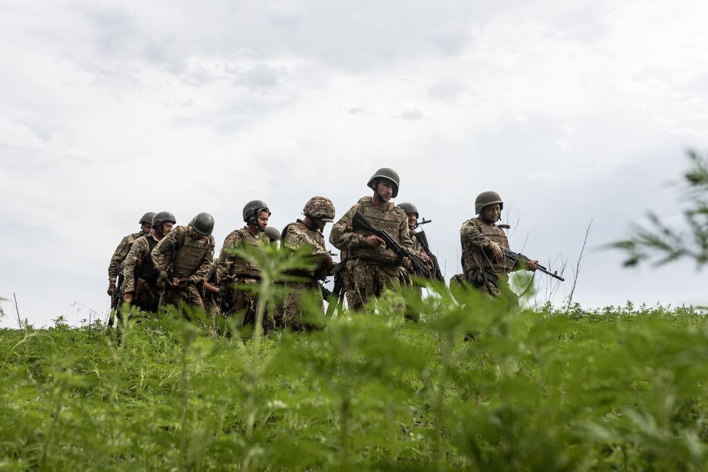 Batallón de soldados de Ucrania avanzan por el Donetsk