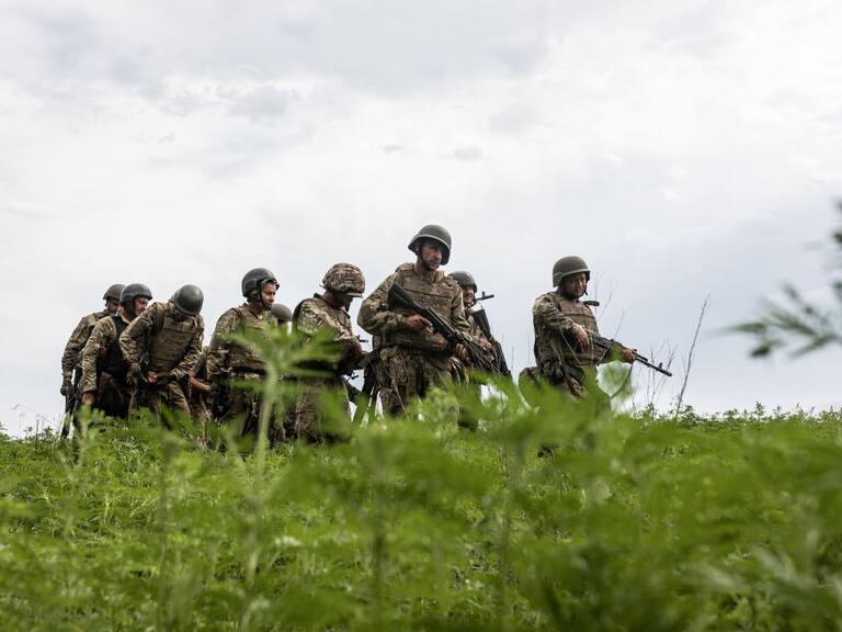 Batallón de soldados de Ucrania avanzan por el Donetsk