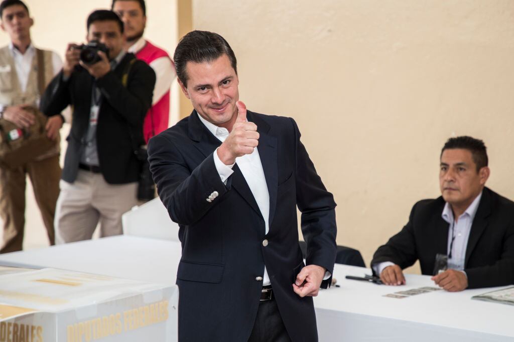 Enrique Peña Nieto saluda durante las presidenciales de México de 2018