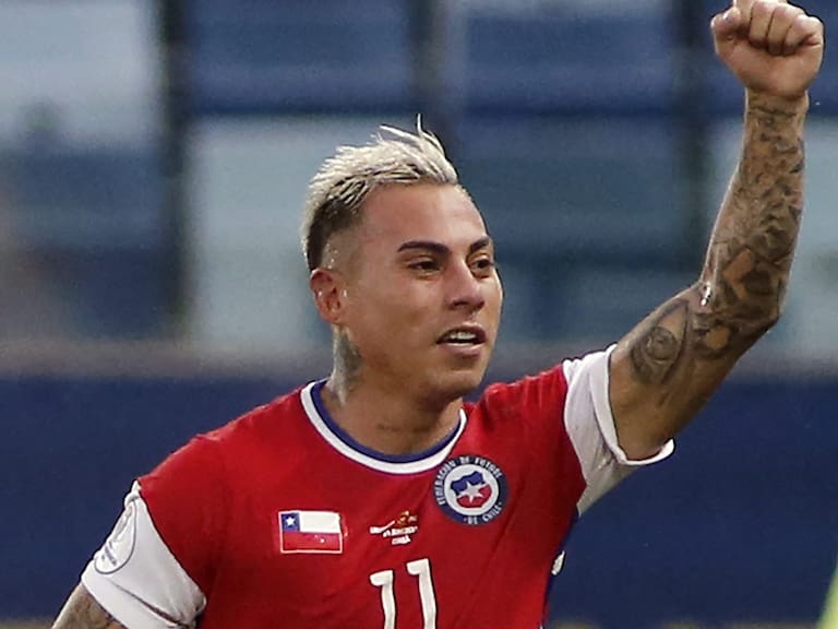 Chile&#039;s Eduardo Vargas celebrates after scoring against Uruguay during their Conmebol Copa America 2021 football tournament group phase match at the Pantanal Arena in Cuiaba, Brazil, on June 21, 2021. (Photo by SILVIO AVILA / AFP) (Photo by SILVIO AVILA/AFP via Getty Images)