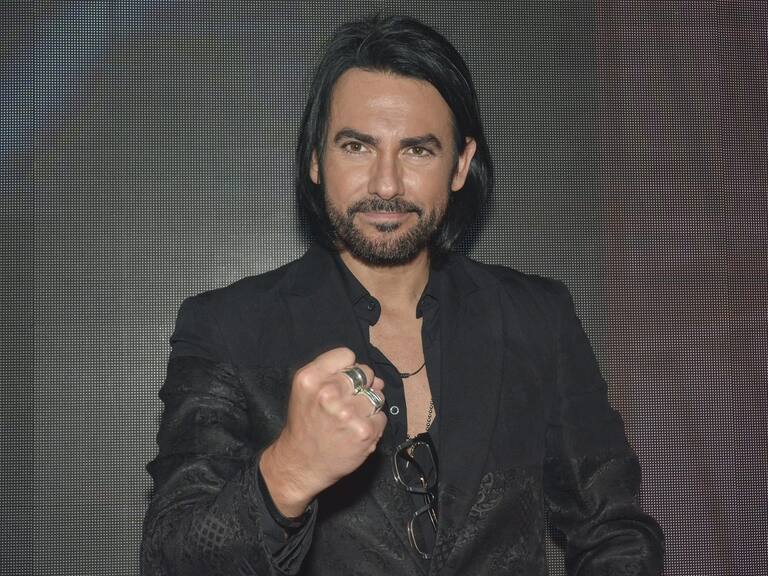 MEXICO CITY, MEXICO - FEBRUARY 06: Beto Cuevas poses for photo during 'Hoy no me Puedo Levantar' musical red carpet at Centro Cultural 2 on February 6, 2020 in Mexico City, Mexico. (Photo by Medios y Media/Getty Images)