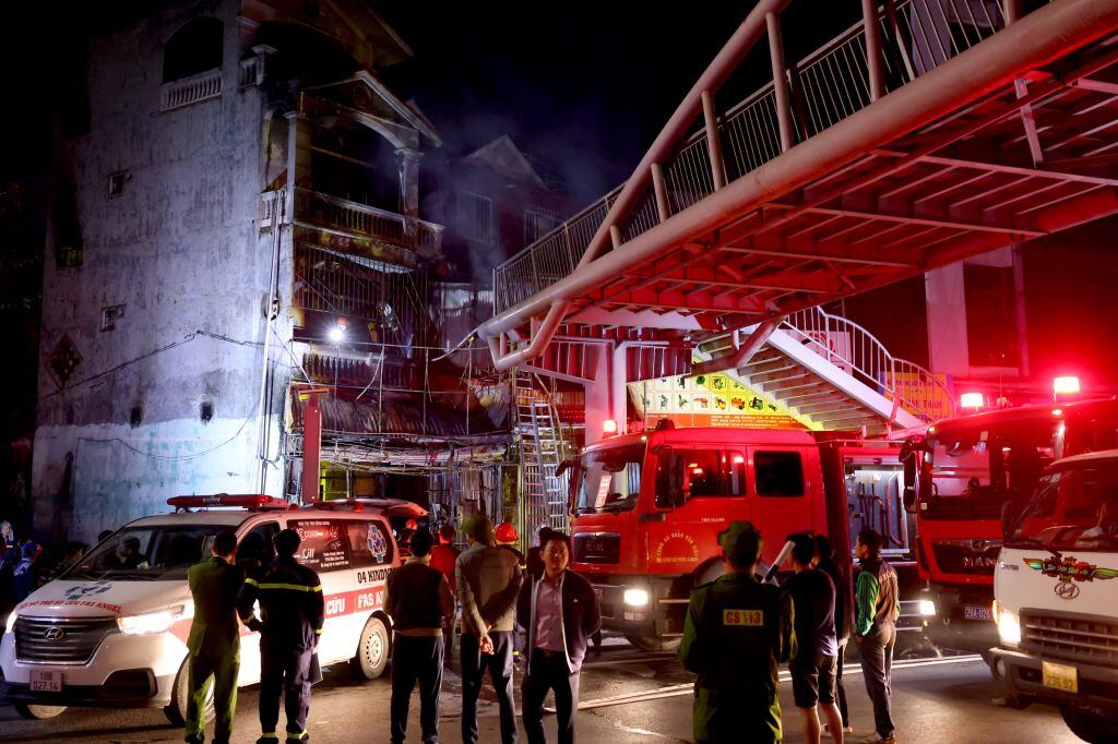 Los bomberos logran extinguir el incendio que afectó a un bar de karaoke en la ciudad de Hanoi en Vietnam