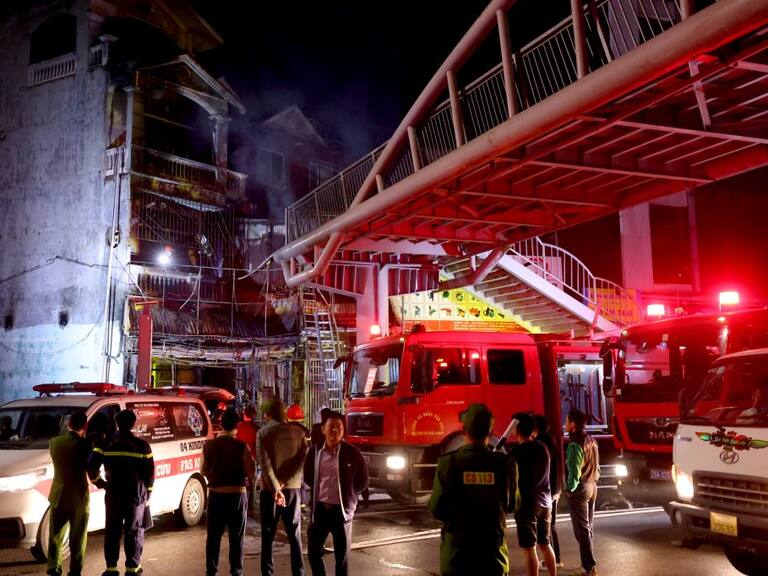 Los bomberos logran extinguir el incendio que afectó a un bar de karaoke en la ciudad de Hanoi en Vietnam