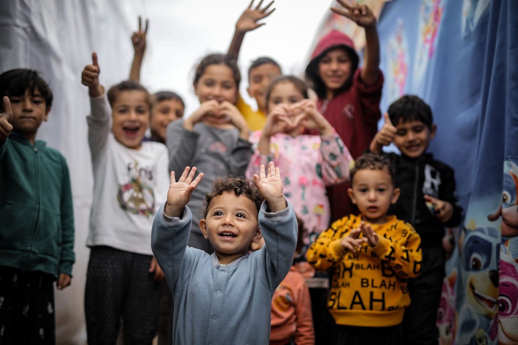 Niños palestinos desplazados en Khan Yunis de Gaza