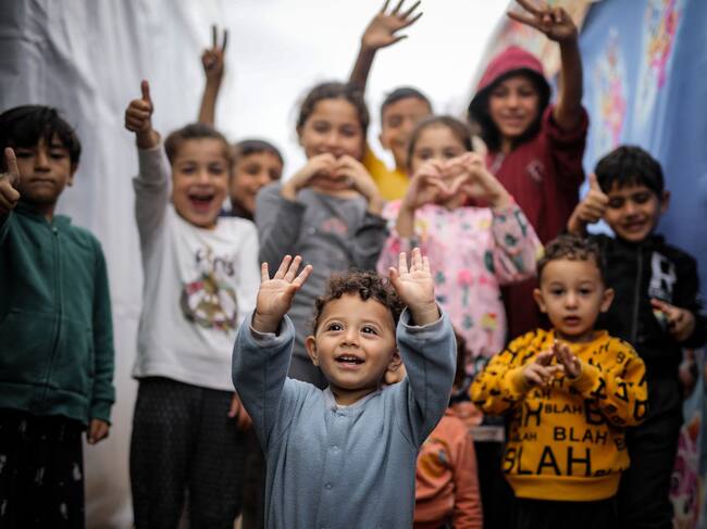 Niños palestinos desplazados en Khan Yunis de Gaza
