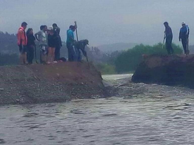 Grupo de vecinos de San Antonio rompió un dique puesto en el cauce del río Maipo