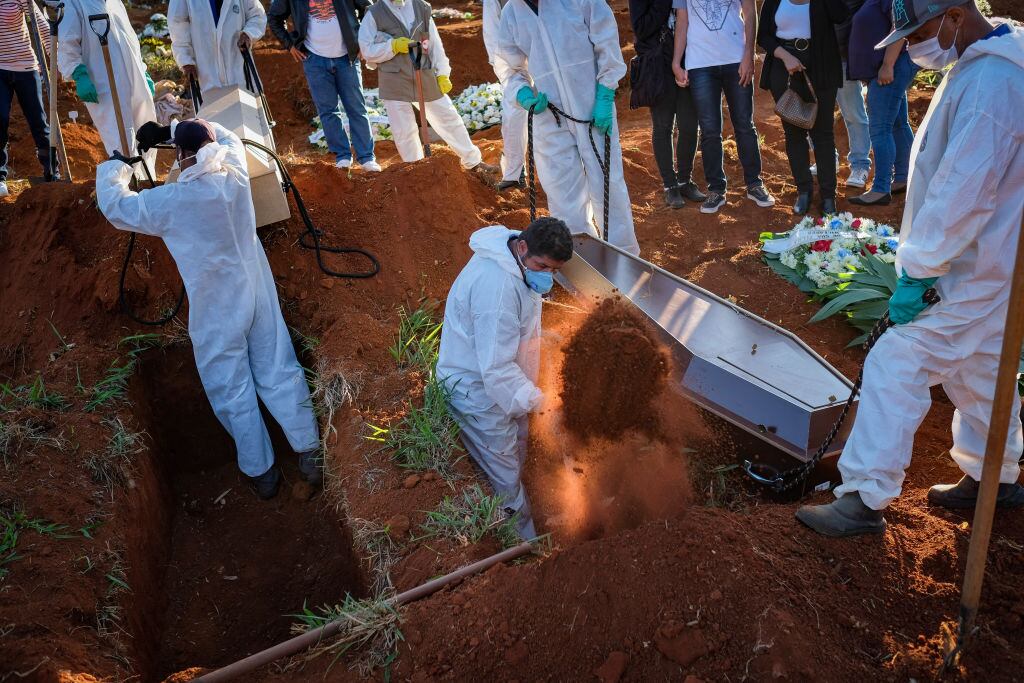 Funeral de víctima del Covid-19 en Brasil