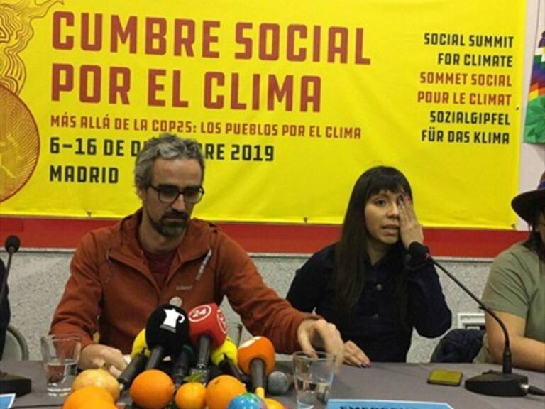 Activista medioambiental chilena tapa su ojo como protesta durante su intervención en la COP25