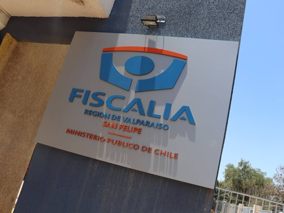 Dos sujetos atacan a fiscal subrogante en plena entrada del Ministerio Público en San Felipe: hay un detenido por homicidio frustrado