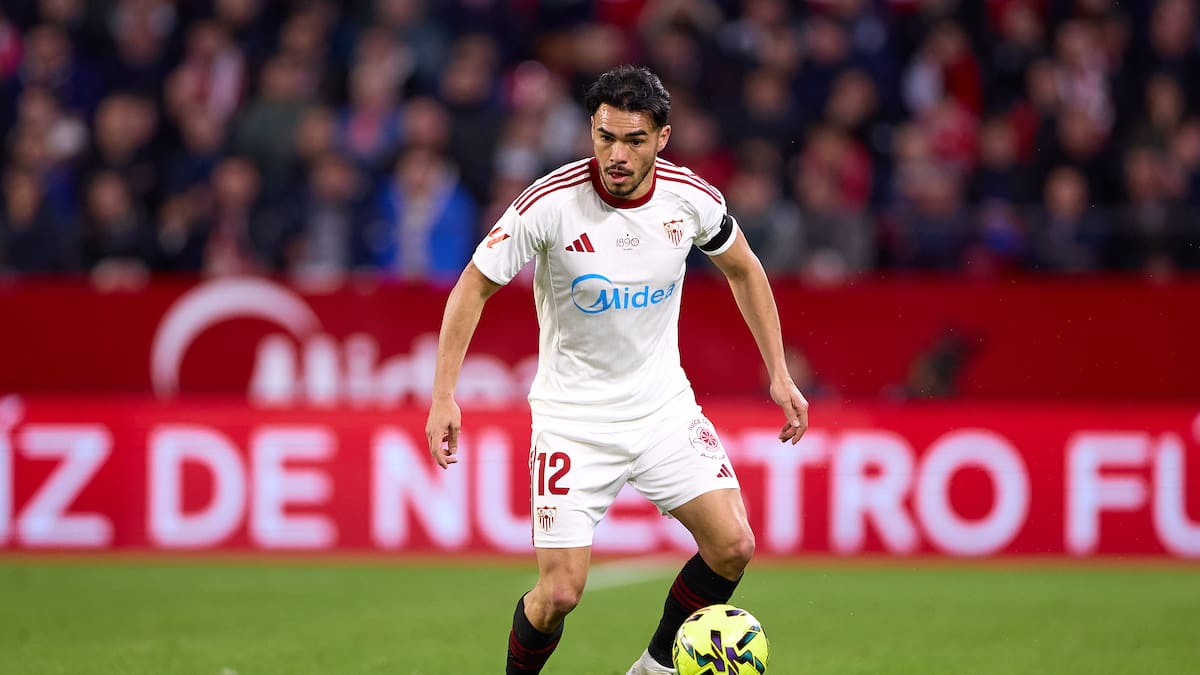 Suazo desplaza al canterano estrella del Sevilla y así lo explica su DT: “Compite con un jugador de selección”
