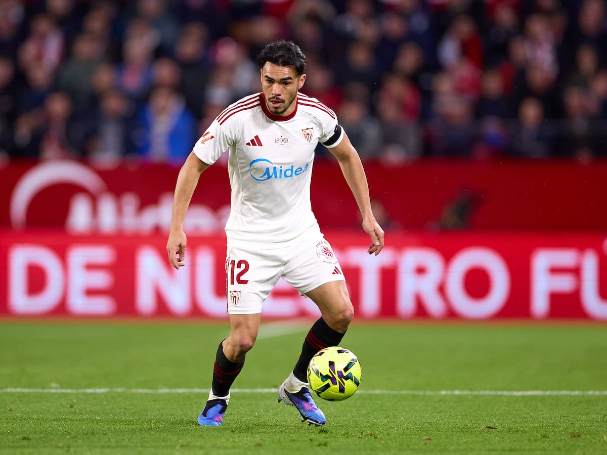 Suazo desplaza al canterano estrella del Sevilla y así lo explica su DT: “Compite con un jugador de selección”