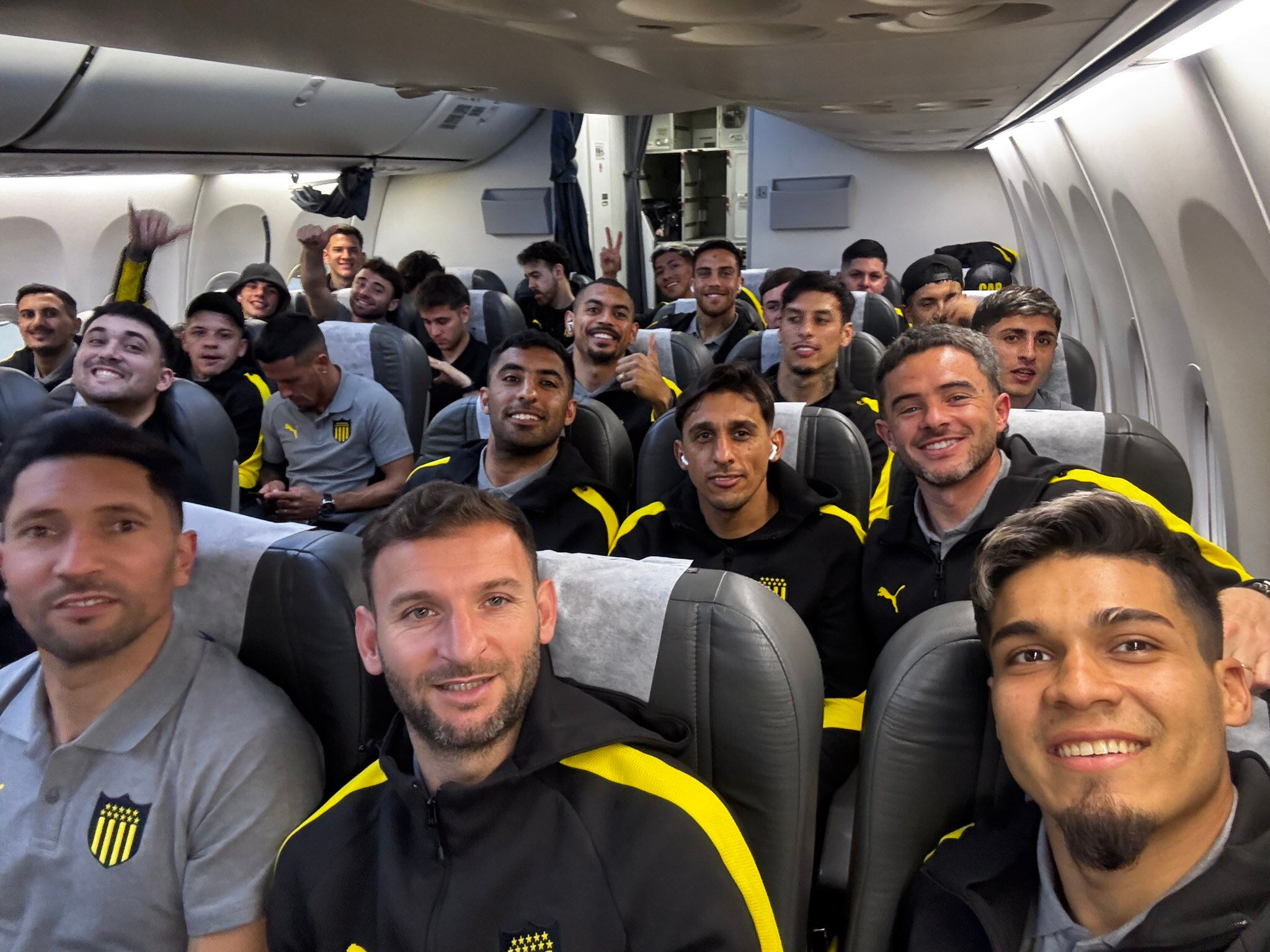 El plantel de Peñarol camino a Buenos Aires